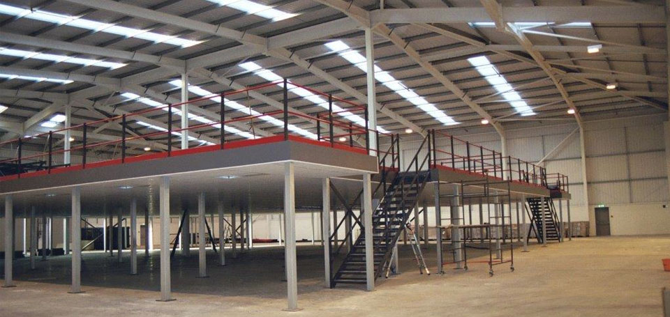 Lưu trữ hàng hóa trên kệ sàn Mezzanine