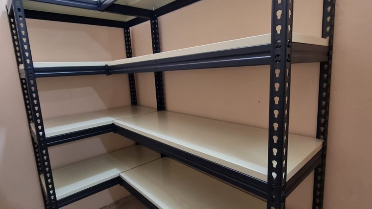 Kệ V Lỗ Không Bắt Vít Và Những Lợi Ích Vượt Trội 4 Kệ V Lỗ Không Bắt Vít Và Những Lợi Ích Vượt Trội (3)