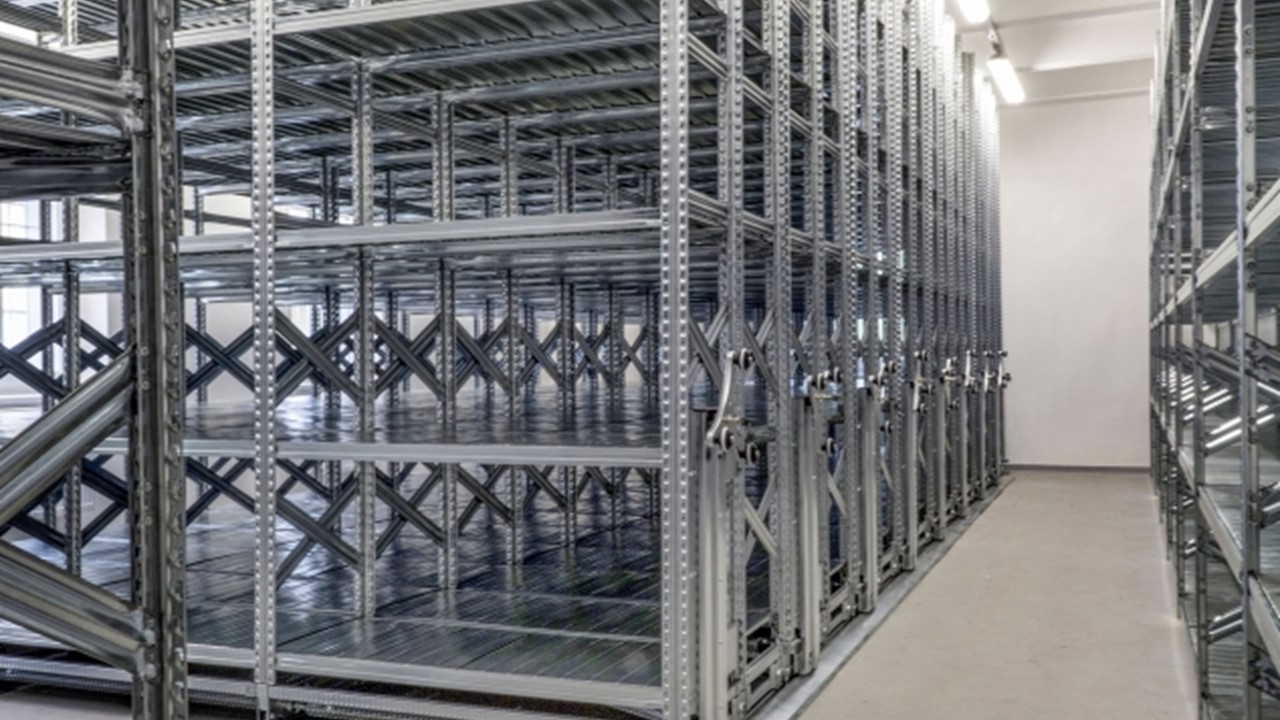 Kệ Kho Di Động (Mobile Rack) Và Lợi Ích Trong Lưu Trữ 3 Kệ kho di động trong kho hàng