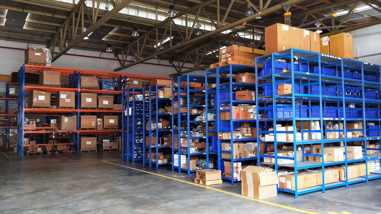 kho hàng công nghiệp với kệ trung tải
