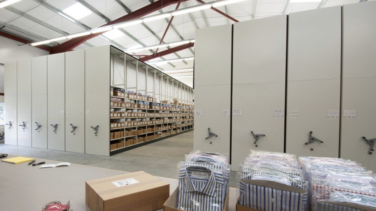 Kệ Kho Di Động (Mobile Rack) Và Lợi Ích Trong Lưu Trữ 6 Kệ di động trong kho công nghiệp