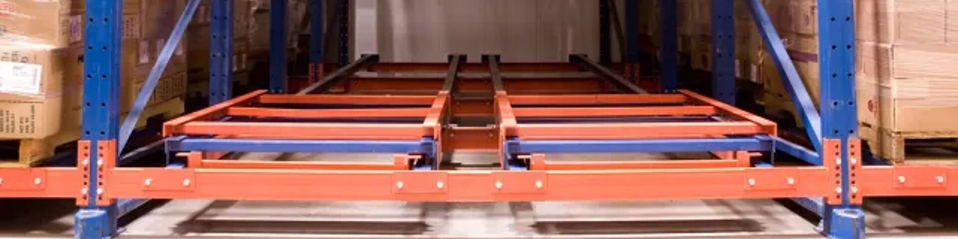Kệ đẩy lùi (push back) là một loại giá kệ chứa pallet hiện đạ