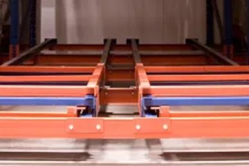 Kệ đẩy lùi (push back) là một loại giá kệ chứa pallet hiện đạ